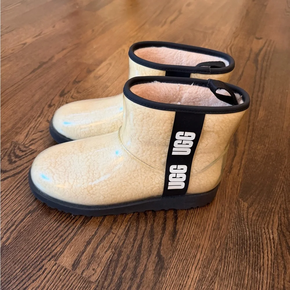 UGGS - Picture 4 of 7